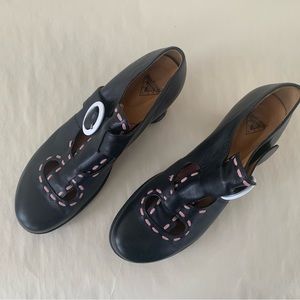 Fluevog Enthusiasts in a rare colour way: pink and black!